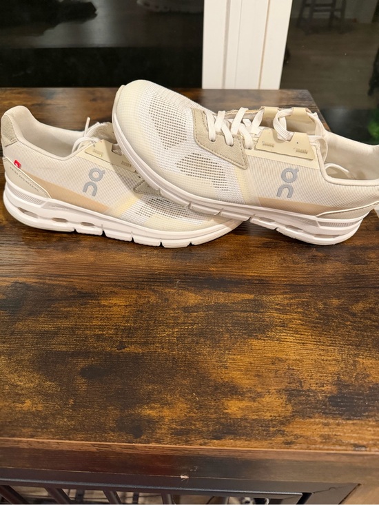 On Running Shoes - W7.5 - On Cloud Cloudrift in White and Cream